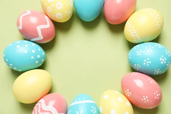 Plochou kladou složení malovaná velikonoční vajíčka na barvu pozadí, prostor pro text — Stock fotografie