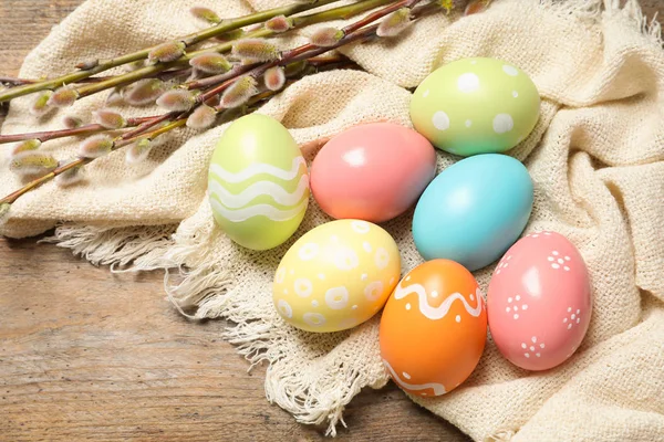 Composition à plat avec œufs de Pâques peints colorés sur table en bois, espace pour le texte — Photo