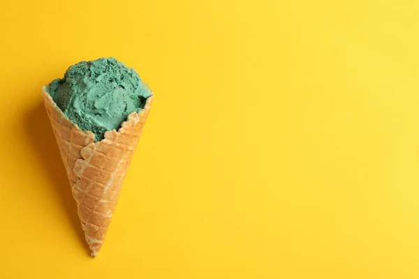 Köstliche Spirulina-Eiskegel auf farbigem Hintergrund, Draufsicht. Raum für Text — Stockfoto