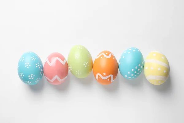 Güzel boyalı Paskalya yumurta beyaz arka planda, üstten görünüm — Stok fotoğraf