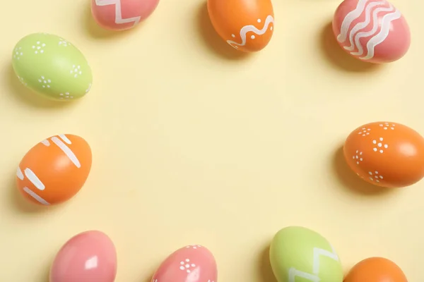 Z płaskim złożyć skład malowane Wielkanoc jaja na kolor tła, miejsca na tekst — Zdjęcie stockowe