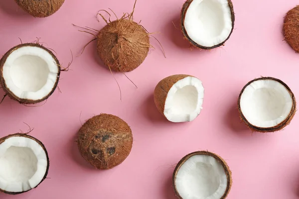 Modèle de noix de coco sur fond de couleur, plat — Photo
