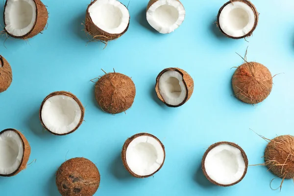 Padrão de coco no fundo de cor, flat lay — Fotografia de Stock