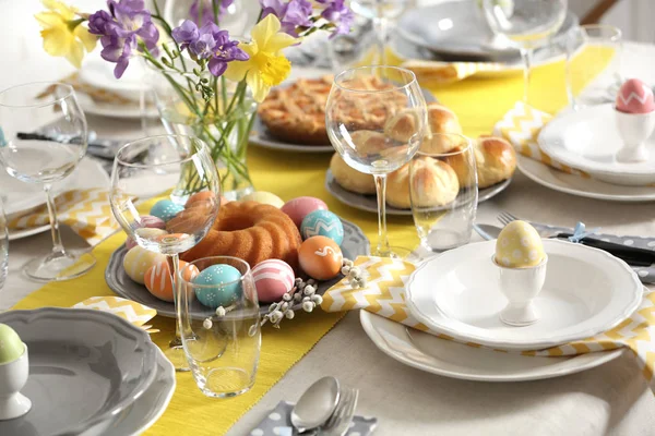 Apparecchiatura della tavola di Pasqua festiva con pasto tradizionale — Foto Stock