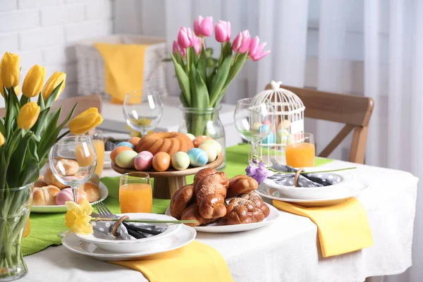 Feestelijke instelling van de tabel van de Pasen met traditionele maaltijd thuis — Stockfoto