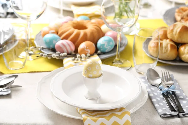 节日复活节餐桌设置与传统的膳食 — 图库照片