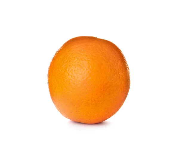 Свежий спелый апельсин изолирован на белом. Цитрусовые — стоковое фото