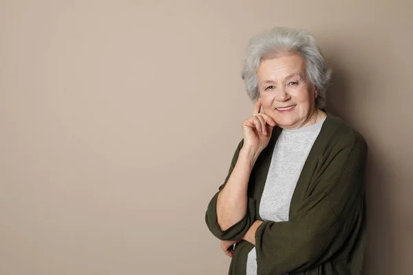 Portret van een volwassen vrouw op kleur achtergrond. Ruimte voor tekst — Stockfoto