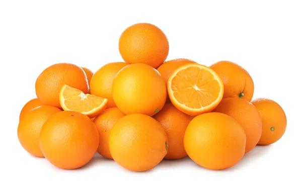 Pilha de laranjas maduras isoladas em branco — Fotografia de Stock
