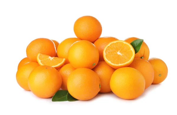 Högen av mogna apelsiner isolerad på vit — Stockfoto