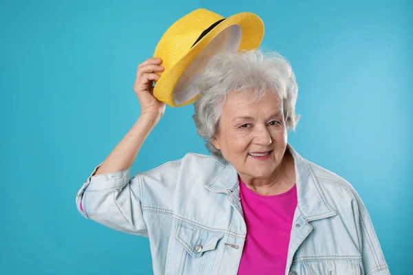 Portrét starší ženy v hipster oblečení na barvu pozadí — Stock fotografie