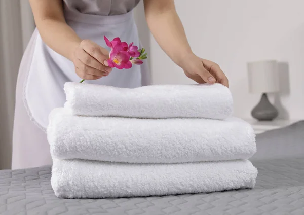 Pokojówka, zakładanie Kwiaty świeże ręczniki w pokoju hotelowym, zbliżenie — Zdjęcie stockowe