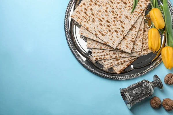 Hamursuz ekmek ve renk arka plan üzerinde metin için yer düz yatıyordu kompozisyonu. Fısıh (Pesach) Seder — Stok fotoğraf