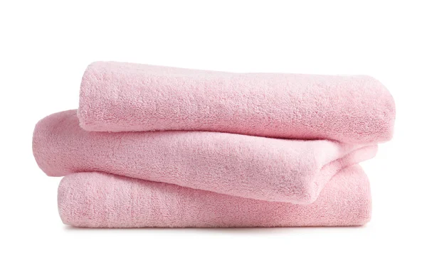 Montón de toallas suaves limpias sobre fondo blanco — Foto de Stock