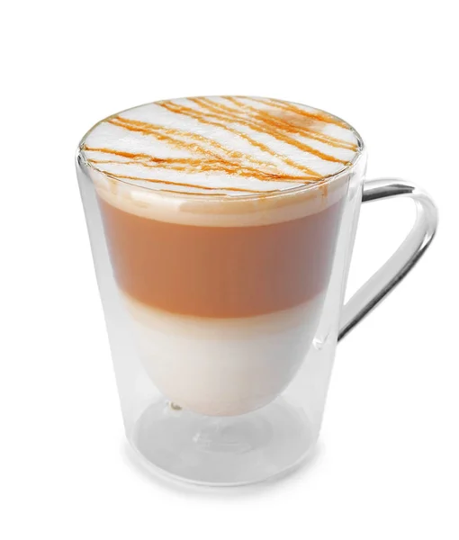 Copo de vidro de saboroso macchiato de caramelo no fundo branco — Fotografia de Stock