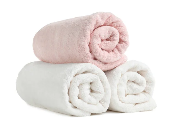 Rolou toalhas terry macias no fundo branco — Fotografia de Stock