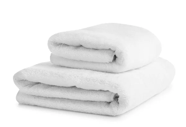 Toalhas macias limpas dobradas no fundo branco — Fotografia de Stock