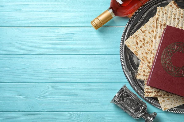 Lägenheten låg sammansättning med symboliska påsken (Pesach) objekt på trä bakgrund, utrymme för text — Stockfoto