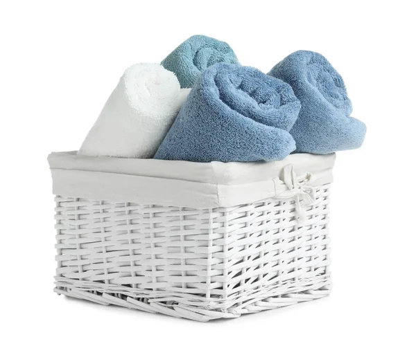 Cesta com toalhas laminadas isoladas em branco — Fotografia de Stock