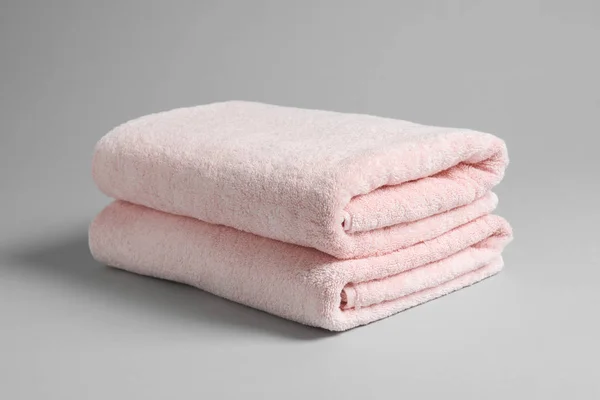 Nya mjuka vikta handdukar på ljus bakgrund — Stockfoto