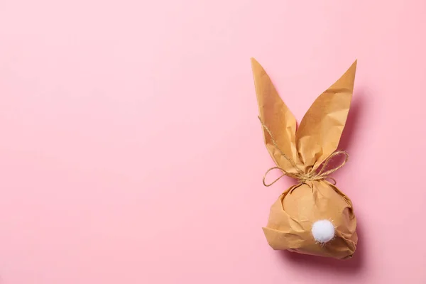 Creative Easter bunny prezent torba na kolor tła, widok z góry z miejsca na tekst — Zdjęcie stockowe