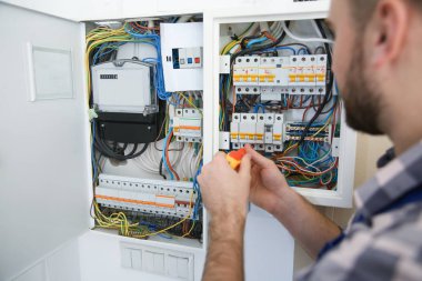 Elektrikçi tamir sigorta kutusu tornavida kapalı, closeup ile