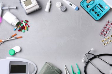 Tıbbi nesneleri ve gri arka plan üzerinde metin için yer düz yatıyordu kompozisyonu