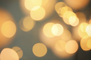 Koyu arka plan üzerinde bulanık görünüm Altın ışık. Bokeh etkisi