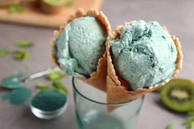 Lezzetli spirulina dondurma koni cam masada, portre
