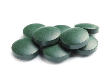 Beyaz arka plan üzerinde Spirulina tabletleri. Sağlıklı yaşam tarzı