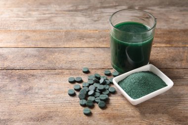 Spirulina tozu, hap ve içki ahşap arka plan, metin için yer