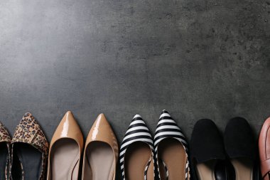 Şık ayakkabılar ve gri arka plan üzerinde metin için yer düz yatıyordu kompozisyonu