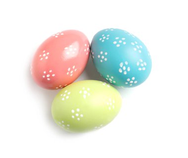 Güzel boyalı Paskalya yumurta beyaz arka planda, üstten görünüm