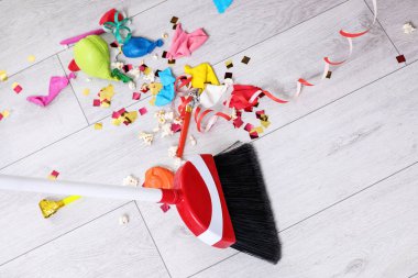 Sonra parti kıl süpürge kapalı ile çöp süpürme