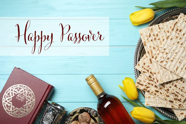 Plat lag samenstelling van symbolische Pesach artikelen op houten achtergrond. Happy Pesach — Stockfoto