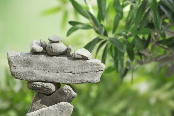Pilha de pedras tradicionais no jardim, espaço para texto. Zen, equilíbrio, harmonia — Fotografia de Stock