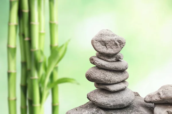 Pilha de pedras tradicionais no jardim, espaço para texto. Zen, equilíbrio, harmonia — Fotografia de Stock