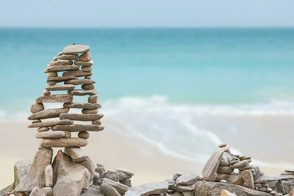 Pilha de pedras tradicionais perto do oceano, espaço para texto. Zen, equilíbrio, harmonia — Fotografia de Stock