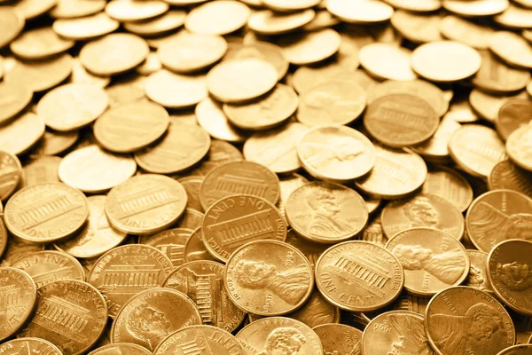 Muitos EUA brilhantes moedas de um centavo como fundo — Fotografia de Stock