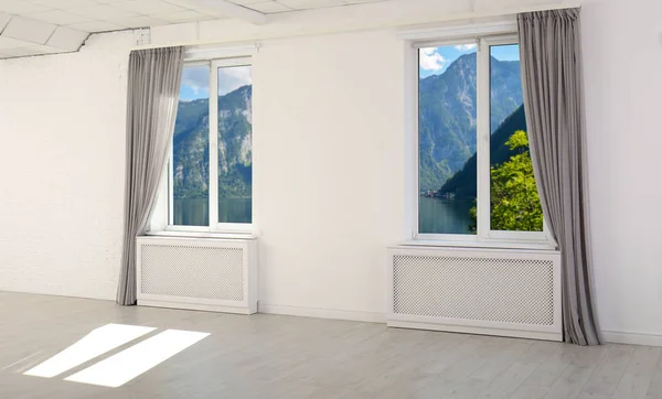 Gyönyörű kilátás a új modern windows üres világos szobában függöny — Stock Fotó