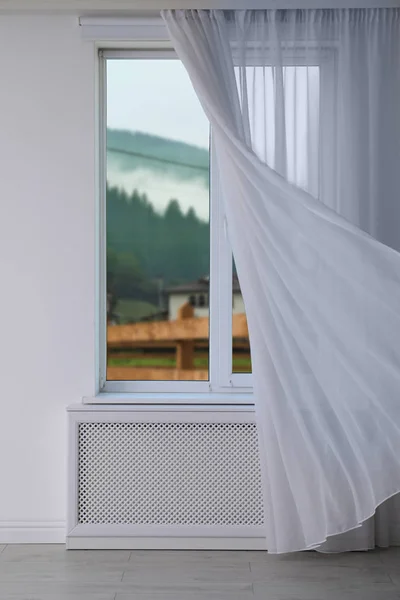 Bela vista da nova janela moderna com cortina no quarto — Fotografia de Stock
