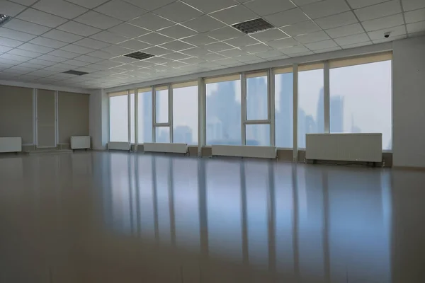 Gyönyörű kilátás a modern nagy ablakokkal, tágas üres szobában — Stock Fotó