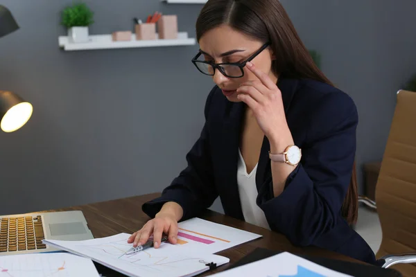 Belle femme d'affaires travaillant avec des documents à table au bureau — Photo