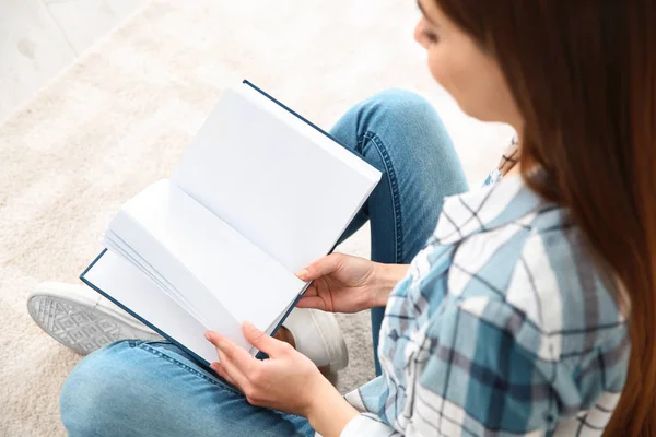 Güzel genç kadın katta evde kitap okuma — Stok fotoğraf