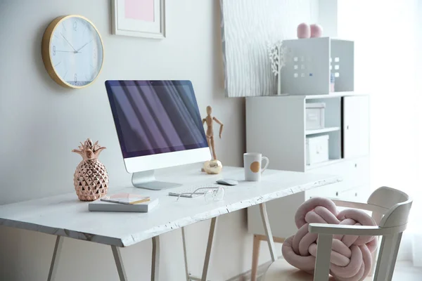 Lieu de travail contemporain avec ordinateur sur la table près du mur blanc. Design d'intérieur — Photo