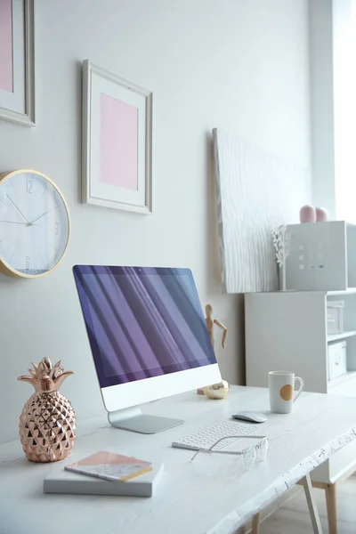 Modern arbetsplats med dator på bordet nära vit vägg. Inredning och design — Stockfoto