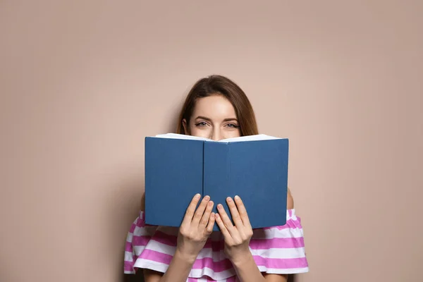 Jeune femme avec livre sur fond de couleur — Photo