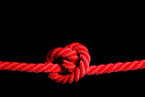 검은 배경에 매듭 붉은 로프 — 스톡 사진