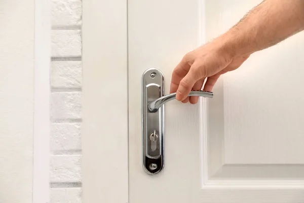 Homem chegando ao punho da porta de metal, close-up — Fotografia de Stock