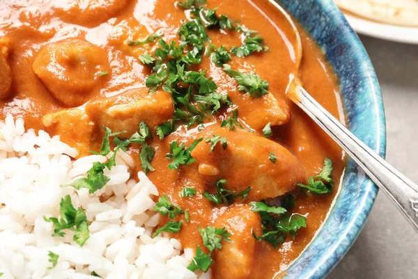 Délicieux poulet au beurre avec riz dans un bol sur la table, gros plan — Photo